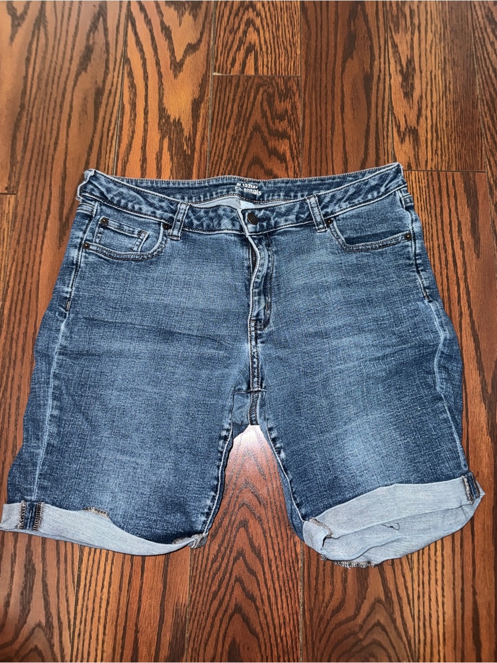 Amazon Essentials Women's Rolled Cuff Denim Shorts - Medium Blue